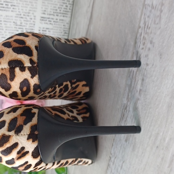 Alice + Olivia Leopard Print Calf Hair Heels - NWOT - Picture 5 of 12